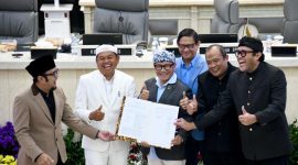 Gubernur Jawa Barat Dedy Mulyadi bersama Pimpinan DPRD Provinsi Jawa Barat sesuai rapat.