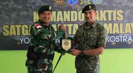 Komandan 11 Rejimen Askar Melayu Diraja (RAMD) Tentera Diraja Malaysia, Letnan Kolonel Badrul Hisham bin Ibrahim, melaksanakan kunjungan kerja ke Pos Komando Taktis (Kotis) Satgas Pamtas RI–Malaysia Yonarhanud 1/PBC/1 Kostrad di Entikong, Sabtu (22/11/2025).