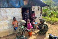 Prajurit TNI dari Satgas Yonif 700/Wira Yudha Cakti (WYC) berbagi buku bacaan dan pakaian layak pakai di Kampung Yenggernok, Distrik Gome, Kabupaten Puncak, pada Senin (24/11/2025).