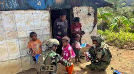 Prajurit TNI dari Satgas Yonif 700/Wira Yudha Cakti (WYC) berbagi buku bacaan dan pakaian layak pakai di Kampung Yenggernok, Distrik Gome, Kabupaten Puncak, pada Senin (24/11/2025).