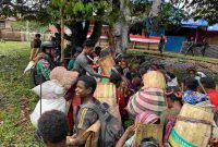 Suasana TNI bersama warga di wilayah Papua.