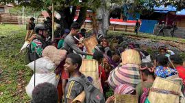 Suasana TNI bersama warga di wilayah Papua.