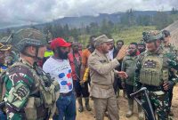 Satuan Tugas (Satgas) Yonif 700/WYC saat bercengkerama dengan masyarakat di Kabupaten Puncak, Papua Tengah.