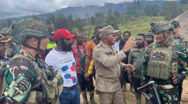 Satuan Tugas (Satgas) Yonif 700/WYC saat bercengkerama dengan masyarakat di Kabupaten Puncak, Papua Tengah.