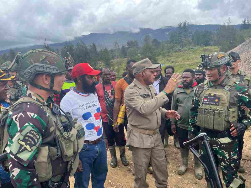 Satuan Tugas (Satgas) Yonif 700/WYC saat bercengkerama dengan masyarakat di Kabupaten Puncak, Papua Tengah.