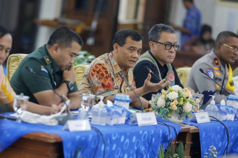 Gubernur Jawa Tengah Ahmad Luthfi dalam Rapat Koordinasi Kesiapsiagaan Penanggulangan Bencana yang digelar di Kantor Gubernur, Selasa (18/11/2025)