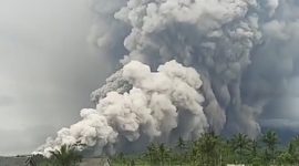 Gunung Semeru di Lumajang Jawa Timur mengeluarkan awan panas.
