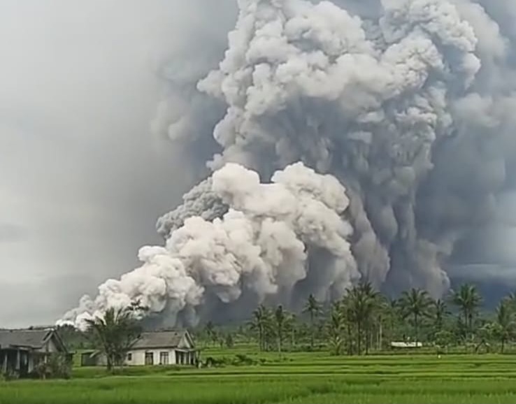Gunung Semeru di Lumajang Jawa Timur mengeluarkan awan panas.