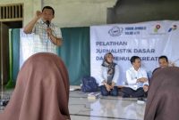 Para siswa MA Darul Isti Qomah Srigading, Kecamatan Srigading, Kabupaten Lampung Timur antusias mengikuti pelatihan jurnalistik dan dasar menulis.