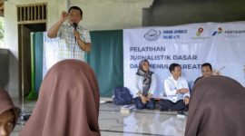Para siswa MA Darul Isti Qomah Srigading, Kecamatan Srigading, Kabupaten Lampung Timur antusias mengikuti pelatihan jurnalistik dan dasar menulis.