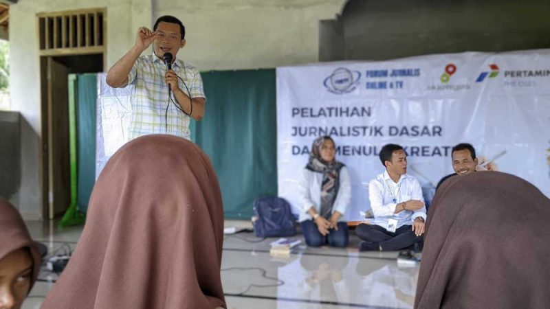 Para siswa MA Darul Isti Qomah Srigading, Kecamatan Srigading, Kabupaten Lampung Timur antusias mengikuti pelatihan jurnalistik dan dasar menulis.