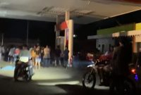 Potongan video viral warga menggerebek SPBU Srimenanti Lampung Timur karena diduga isi solar ke truk diam-diam saat bukan jam operasional.