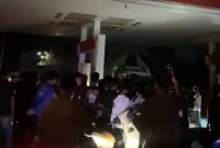 Potongan Video saat SPBU di Lampung Timur digerebek warga pada Minggu (16/11/2025) malam karena aktivitas mencurigakan di luar jam operasional. 