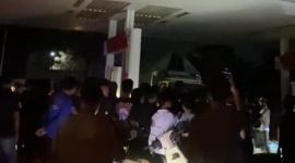 Potongan Video saat SPBU di Lampung Timur digerebek warga pada Minggu (16/11/2025) malam karena aktivitas mencurigakan di luar jam operasional. 