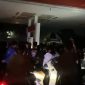 Potongan Video saat SPBU di Lampung Timur digerebek warga pada Minggu (16/11/2025) malam karena aktivitas mencurigakan di luar jam operasional. 