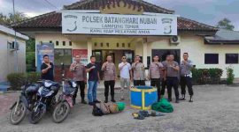 Polsek Batanghari Nuban menggerebek arena perjudian sabung ayam di Dusun 2, Desa Kedaton Induk, Kecamatan Batanghari Nuban, Kabupaten Lampung Timur, Minggu (30/11/2025) sore.