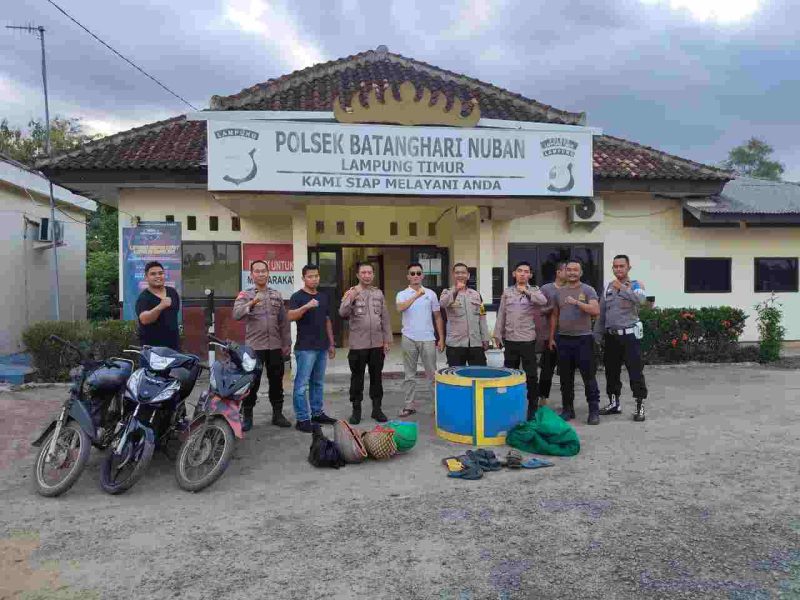 Polsek Batanghari Nuban menggerebek arena perjudian sabung ayam di Dusun 2, Desa Kedaton Induk, Kecamatan Batanghari Nuban, Kabupaten Lampung Timur, Minggu (30/11/2025) sore.