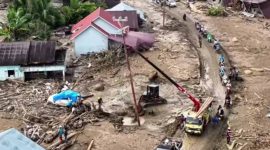 Evakuasi material akibat bencana di wilayah Sumatra.