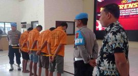 Para tersangka kasus menonjol diamankan di Mapolres Lampung Timur.