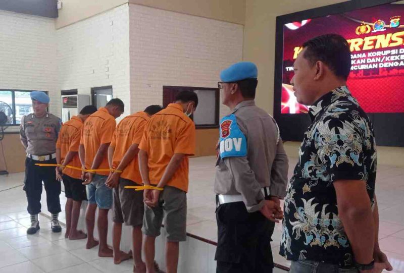 Para tersangka kasus menonjol diamankan di Mapolres Lampung Timur.
