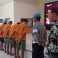 Para tersangka kasus menonjol diamankan di Mapolres Lampung Timur.