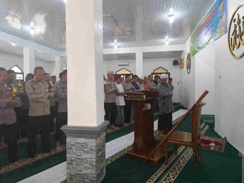 Polres Lampung Timur menggelar salat ghaib berjamaah di Masjid Al-Kautsar Mapolres Lampung Timur, Jumat (5/12/2025).