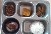 Makanan Program MBG yang dikeluarkan orang tua siswa.