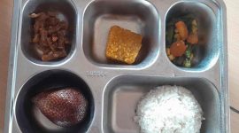 Makanan Program MBG yang dikeluarkan orang tua siswa.