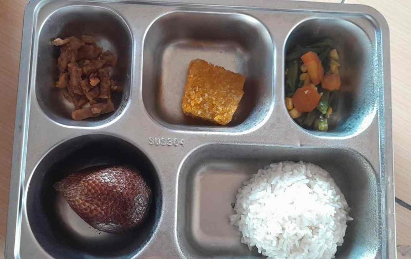 Makanan Program MBG yang dikeluarkan orang tua siswa.