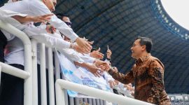 Gubernur Jawa Tengah, Ahmad Luthfi menyapa pegawai PPPK Paruh waktu usai penyerahan SK.