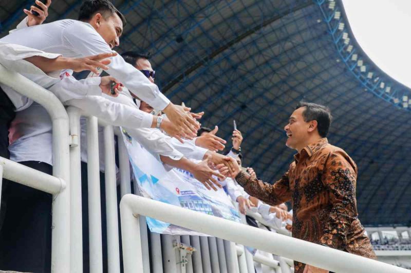 Gubernur Jawa Tengah, Ahmad Luthfi menyapa pegawai PPPK Paruh waktu usai penyerahan SK.