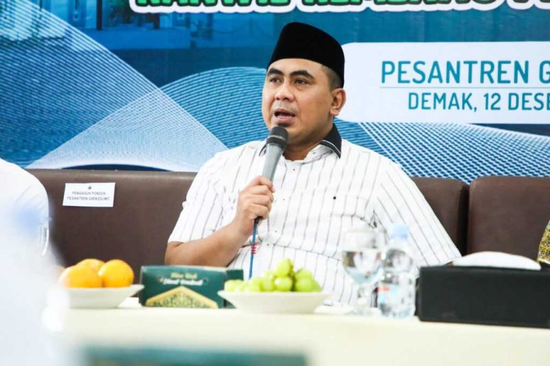 Wagub Taj Yasin saat menghadiri halaqah bertema Pesantren Aman, Nyaman, dan Ramah Anak di Pondok Pesantren Girikesumo, Kecamatan Mranggen, Kabupaten Demak, Jumat (12/12/2025).