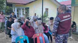 Kegiatan trauma healing, tim dari Dinas Psikologi TNI AL (Dispsial) turun langsung membantu memulihkan kondisi psikologis warga terdampak bencana di Aceh Tamiang, Provinsi Aceh, pada Jumat (12/12/2025).