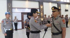 Kapolres Lampung Timur AKBP Heti Patmawati memimpin langsung upacara pelantikan dan pengambilan sumpah jabatan Kapolsek Marga Tiga di Aula Tri Brata Polres Lampung Timur, Senin (15/12/2025).