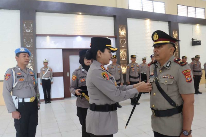Kapolres Lampung Timur AKBP Heti Patmawati memimpin langsung upacara pelantikan dan pengambilan sumpah jabatan Kapolsek Marga Tiga di Aula Tri Brata Polres Lampung Timur, Senin (15/12/2025).