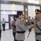 Kapolres Lampung Timur AKBP Heti Patmawati memimpin langsung upacara pelantikan dan pengambilan sumpah jabatan Kapolsek Marga Tiga di Aula Tri Brata Polres Lampung Timur, Senin (15/12/2025).