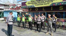 Personil Polres Lampung Timur saat berjaga di Pos pengamanan operasi Lilin krakatau 2025.