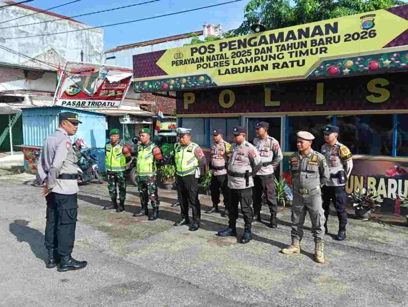 Personil Polres Lampung Timur saat berjaga di Pos pengamanan operasi Lilin krakatau 2025.