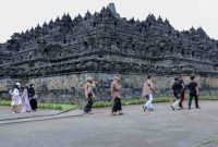 Wisatawan saat berkunjung di Candi Borobudur, Magelang, Jawa Tengah.