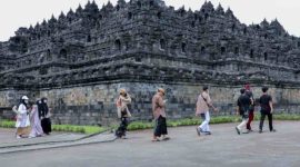 Wisatawan saat berkunjung di Candi Borobudur, Magelang, Jawa Tengah.