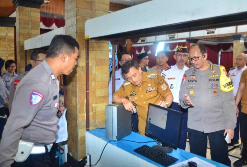 Gubernur A. Luthfi saat membuka Posko Terpadu di Kantor Dinas Perhubungan Provinsi Jawa Tengah, Senin (22/12/2025).