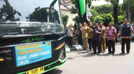 Pemberangkatan belasan keluarga dari Jawa Tengah yang mengikuti program transmigrasi ke Indonesia Timur.