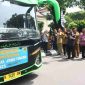 Pemberangkatan belasan keluarga dari Jawa Tengah yang mengikuti program transmigrasi ke Indonesia Timur.