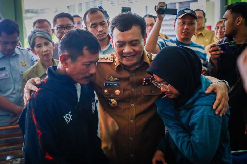 Gubernur Jawa Tengah Ahmad Luthfi mengunjungi kamar jenazah RSUP dr Kariadi, Semarang, Senin (22/12/2025), untuk menemui keluarga korban kecelakaan tunggal bus PO Cahaya Trans.
