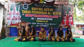 Suasana khusyuk menyelimuti TPQ dan Diniyah Miftahussalam di Desa Bandar Negeri, Kecamatan Labuhan Maringgai, Lampung Timur, saat lantunan ayat suci Al-Qur’an menggema dalam kegiatan Khotmil Qur’an Periode XII, Rabu (24/12/2025).