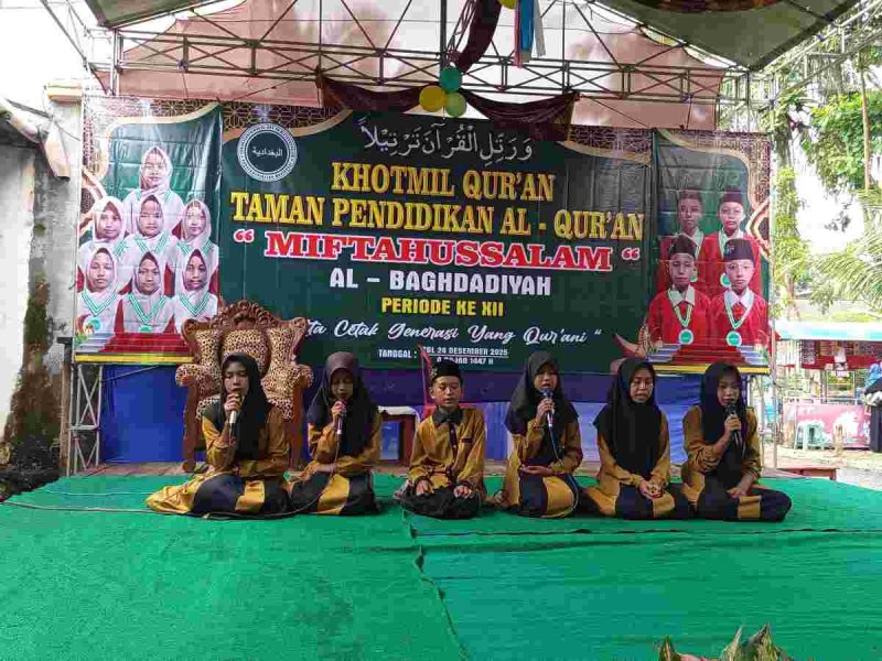 Suasana khusyuk menyelimuti TPQ dan Diniyah Miftahussalam di Desa Bandar Negeri, Kecamatan Labuhan Maringgai, Lampung Timur, saat lantunan ayat suci Al-Qur’an menggema dalam kegiatan Khotmil Qur’an Periode XII, Rabu (24/12/2025).