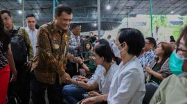 Gubernur Jawa Tengah Ahmad Luthfi menyapa jemaat misa Natal di Gereja Katedral Santa Perawan Maria Ratu Rosario Suci, Randusari, Kota Semarang, Rabu (24/12/2025) sore.