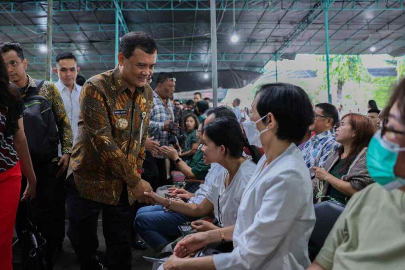 Gubernur Jawa Tengah Ahmad Luthfi menyapa jemaat misa Natal di Gereja Katedral Santa Perawan Maria Ratu Rosario Suci, Randusari, Kota Semarang, Rabu (24/12/2025) sore.