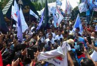 Gubernur Jawa Tengah, A. Luthfi menemui pendemo seusai pengumuman UMK tahun 2026.