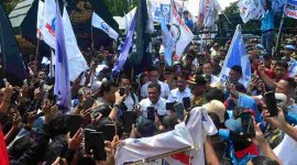 Gubernur Jawa Tengah, A. Luthfi menemui pendemo seusai pengumuman UMK tahun 2026.